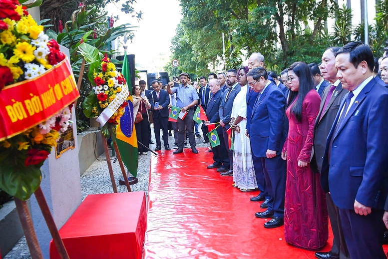 Thủ tướng Phạm Minh Chính dâng hoa tưởng niệm Chủ tịch Hồ Chí Minh tại Rio de Janeiro