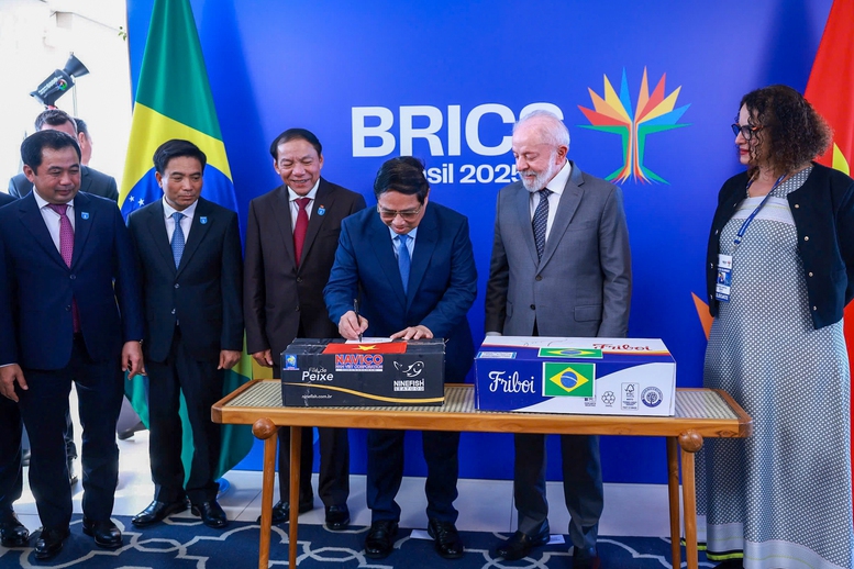 Thủ tướng ký tượng trưng lô hàng xuất khẩu của Việt Nam sang thị trường Brazil - Ảnh: VGP/Nhật Bắc