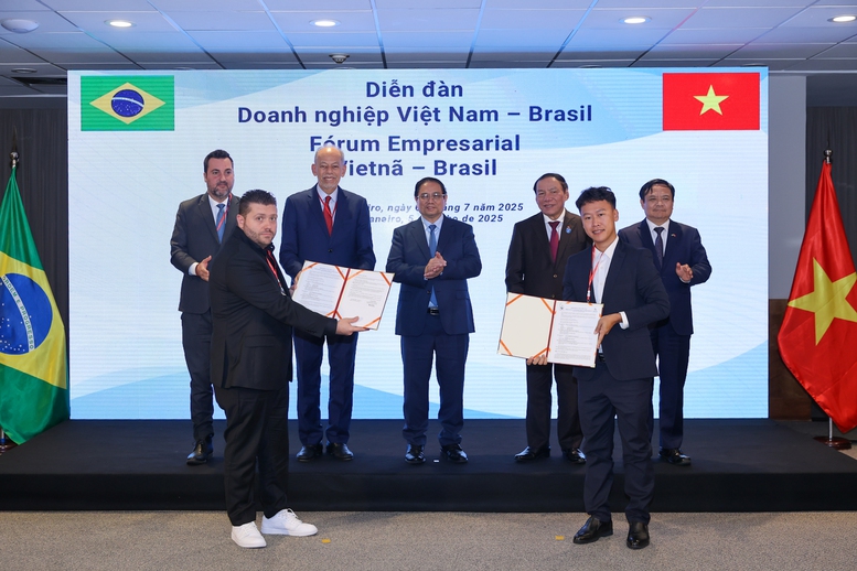 Thủ tướng Phạm Minh Chính và các đại biểu chứng kiến lễ trao thỏa thuận hợp tác giữa Công ty Cổ phần Nam Việt (NAVICO) và AV09 Comercio Exporter Ltda trong lĩnh vực thủy sản - Ảnh: VGP/Nhật Bắc Thủ tướng Phạm Minh Chính và các đại biểu chứng kiến lễ trao thỏa thuận hợp tác giữa Công ty Cổ phần Nam Việt (NAVICO) và AV09 Comercio Exporter Ltda trong lĩnh vực thủy sản - Ảnh: VGP/Nhật Bắc