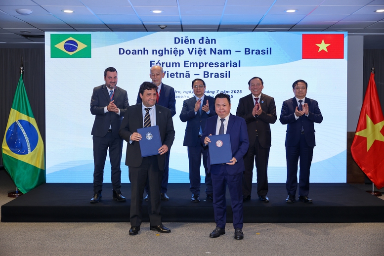 Thủ tướng Phạm Minh Chính và các đại biểu chứng kiến lễ trao hợp đồng giữa CLB bóng đá TPHCM và CLB bóng đá Gremio đào tạo cầu thủ bóng đá trẻ trong thời hạn 3 năm - Ảnh: VGP/Nhật Bắc Thủ tướng Phạm Minh Chính và các đại biểu chứng kiến lễ trao hợp đồng giữa CLB bóng đá TPHCM và CLB bóng đá Gremio đào tạo cầu thủ bóng đá trẻ trong thời hạn 3 năm - Ảnh: VGP/Nhật Bắc