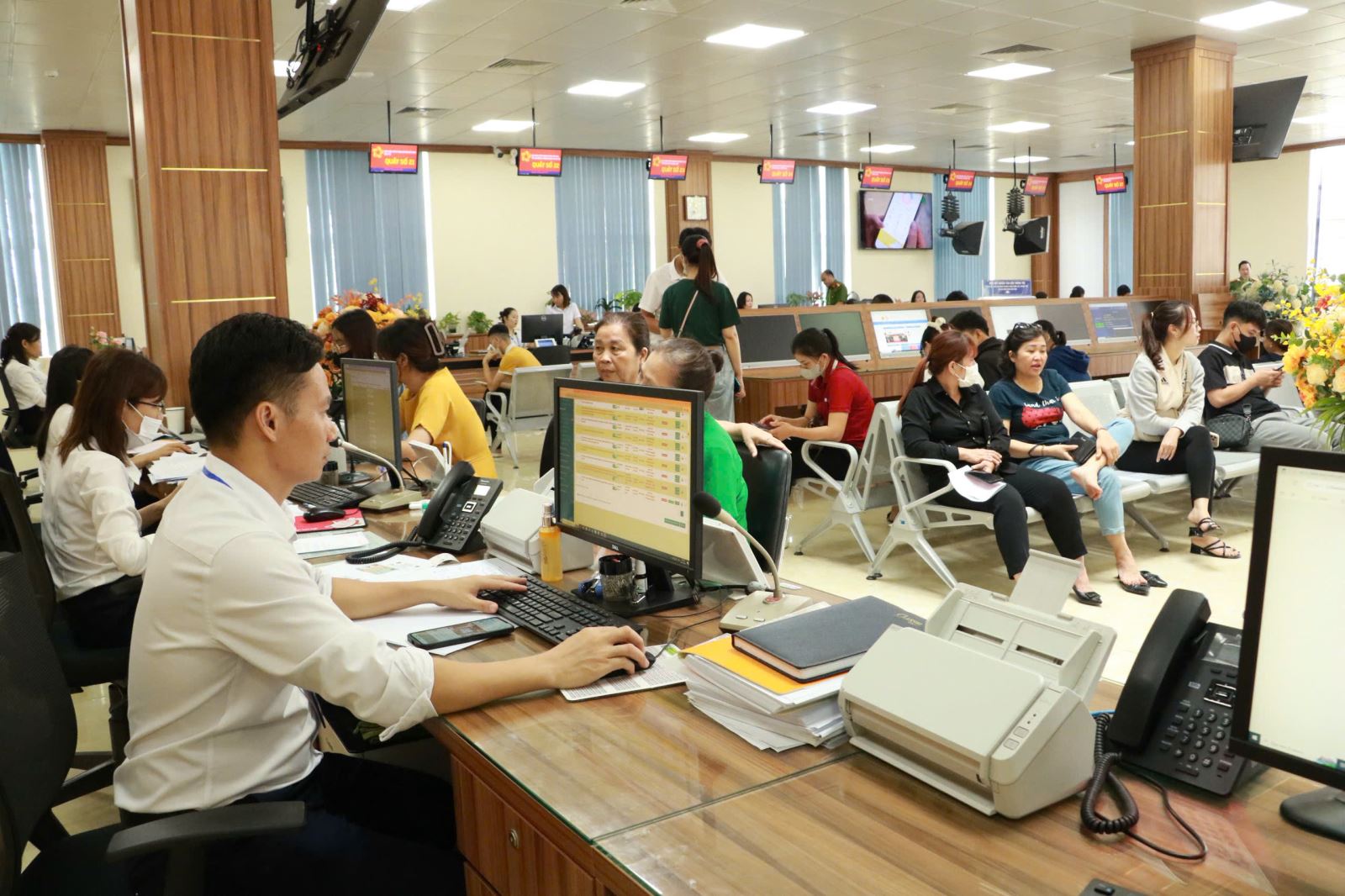 Ninh Bình tăng tốc cải thiện năng lực cạnh tranh: Hướng đến chính quyền phục vụ, đồng hành cùng doanh nghiệp