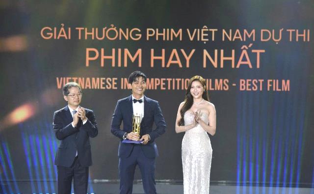Bí thư Thành uỷ Đà Nẵng và diễn viên Thuý Diễn trao giải Phim Việt Nam hay nhất cho êkip làm phim “Chị dâu”.