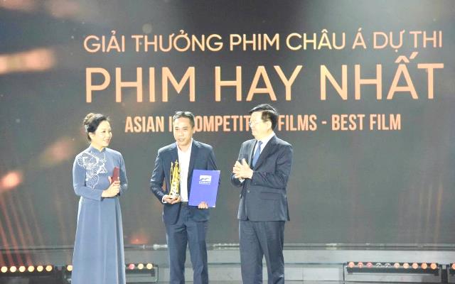 Phó Thủ tướng Chính phủ Mai Văn Chính và Chủ tịch VFDA Ngô Phương Lan trao giải phim Châu Á hay nhất: Phim Giao dịch miền biên giới