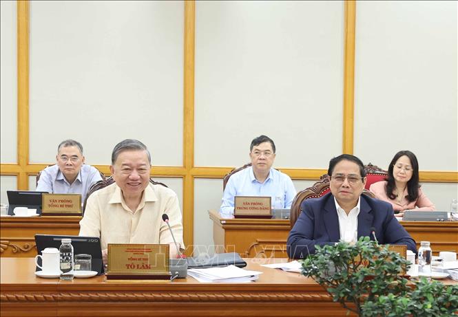 Sáng 4/7/2025, tại Trụ sở Trung ương Đảng, Tổng Bí thư Tô Lâm chủ trì cuộc họp Bộ Chính trị, Ban Bí thư cho ý kiến về tình hình thực hiện Nghị quyết của Trung ương, Kết luận của Bộ Chính trị về sắp xếp tổ chức bộ máy và đơn vị hành chính; về báo cáo kết quả triển khai Nghị quyết số 18 ngày 25/10/2017 của Ban Chấp hành Trung ương Đảng khóa XII từ tháng 11/2024 đến tháng 7/2025. Ảnh: Thống Nhất/TTXVN