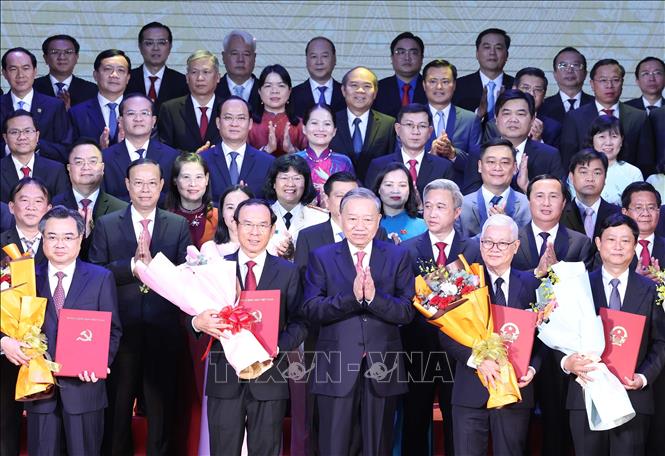 Tổng Bí thư Tô Lâm trao các nghị quyết, quyết định của Trung ương về việc sáp nhập đơn vị hành chính và thành lập tổ chức đảng, chỉ định cấp ủy, HĐND, UBND, Ủy ban MTTQ Việt Nam của TP Hồ Chí Minh. Ảnh: Thống Nhất/TTXVN