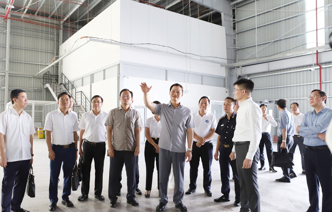 Chủ tịch UBND tỉnh Vương Quốc Tuấn và Phó Chủ tịch UBND tỉnh Phạm Văn Thịnh cùng đoàn thăm, kiểm tra khu kho đa chức năng của Trung tâm Logistics Quốc tế Bắc Giang. Chủ tịch UBND tỉnh Vương Quốc Tuấn và Phó Chủ tịch UBND tỉnh Phạm Văn Thịnh cùng đoàn thăm, kiểm tra khu kho đa chức năng của Trung tâm Logistics Quốc tế Bắc Giang.