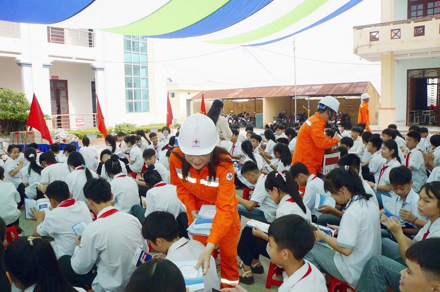 Đẩy mạnh tuyên truyền sử dụng điện an toàn, tiết kiệm, hiệu quả tại các trường học Đẩy mạnh tuyên truyền sử dụng điện an toàn, tiết kiệm, hiệu quả tại các trường học