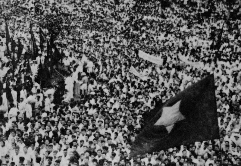 Ngày 19/8/1945, hàng vạn người dân Thủ đô dự míttinh tại Quảng trường Nhà hát Lớn thành phố chào mừng thắng lợi của Cách mạng tháng Tám. (Ảnh: Tư liệu TTXVN) Ngày 19/8/1945, hàng vạn người dân Thủ đô dự míttinh tại Quảng trường Nhà hát Lớn thành phố chào mừng thắng lợi của Cách mạng tháng Tám. (Ảnh: Tư liệu TTXVN)
