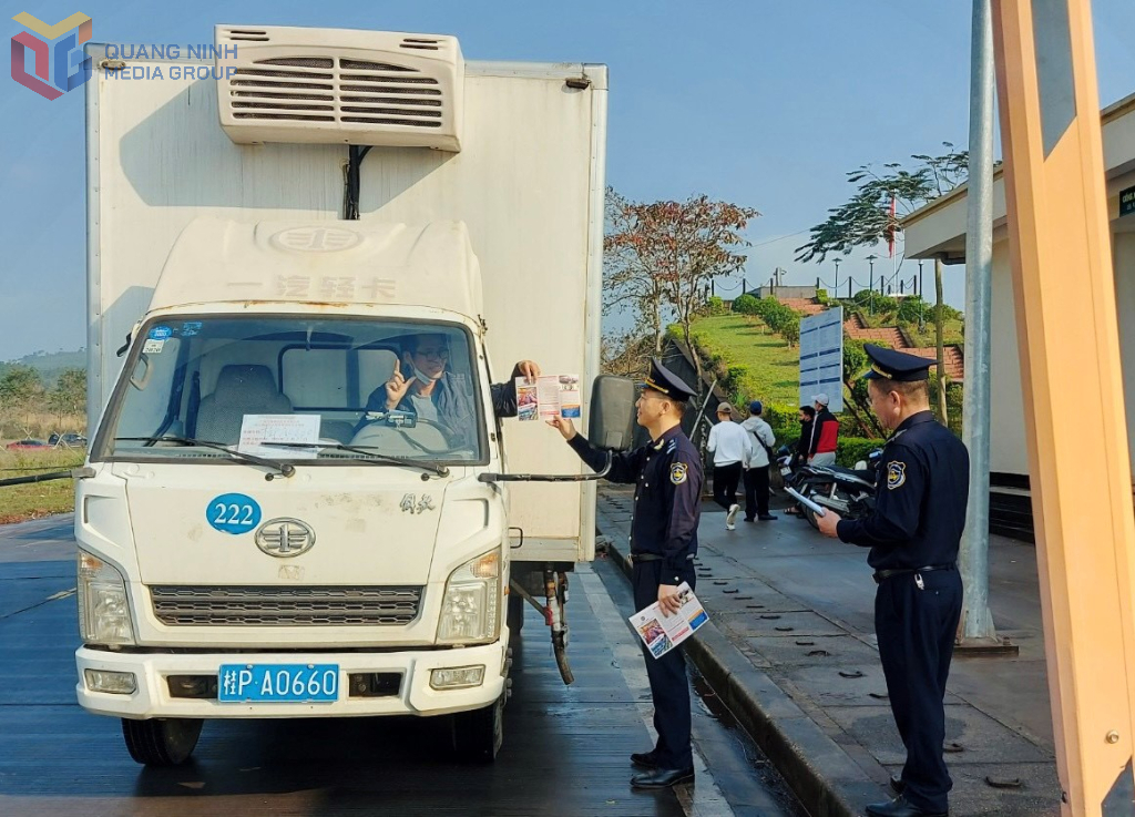 Cán bộ Hải quan Cửa khẩu quốc tế Móng Cái (phường Móng Cái 1) tuyên truyền, phổ biến pháp luật cho các doanh nghiệp XNK qua địa bàn.