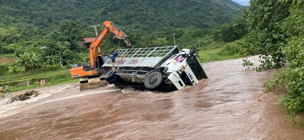 Ô tô bị lật ở Nghệ An khi cố đi qua dòng nước dữ