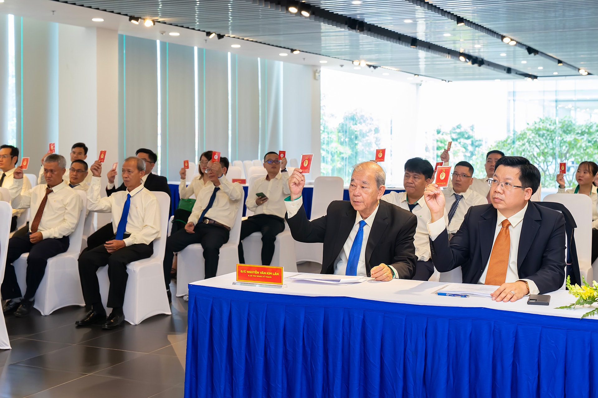 Các đại biểu tham gia biểu quyết, thông qua các văn kiện quan trọng tại Đại hội Các đại biểu tham gia biểu quyết, thông qua các văn kiện quan trọng tại Đại hội