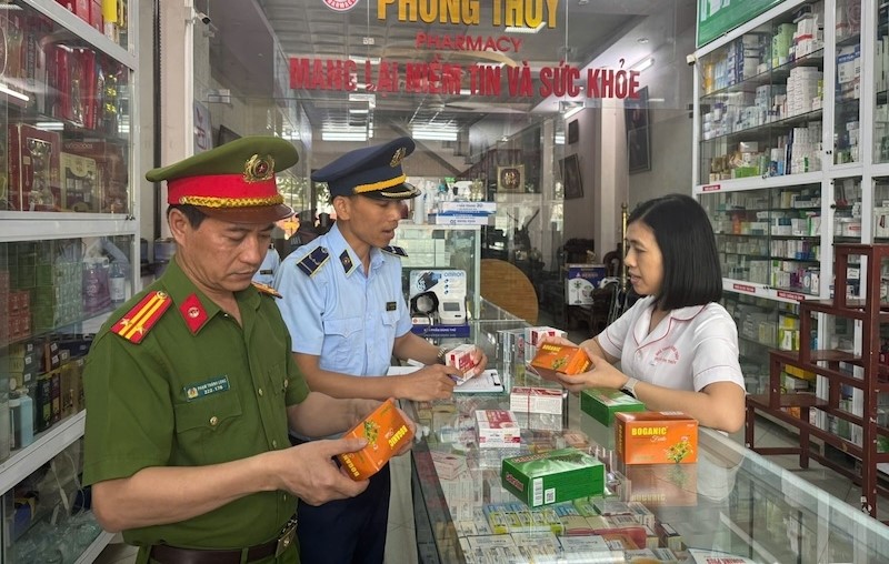 Lực lượng chức năng tuyên truyền hộ kinh doanh chấp hành nghiêm các quy định của pháp luật, không kinh doanh hàng giả, hàng kém chất lượng.
