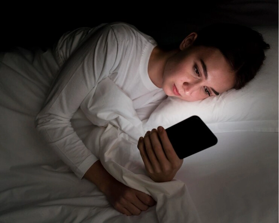 Tránh sử dụng điện thoại và thiết bị điện tử trước khi ngủ Tránh sử dụng điện thoại và thiết bị điện tử trước khi ngủ