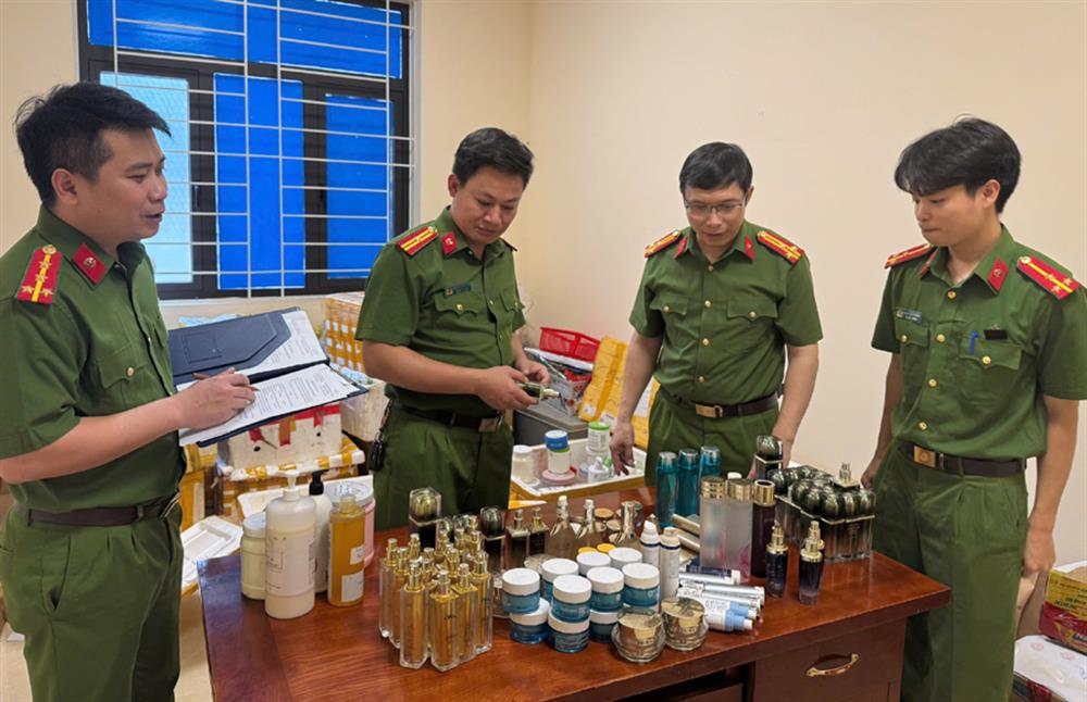 Văn phòng Cơ quan CSĐT Công an tỉnh Thanh Hóa triệt phá cơ sở sản xuất, buôn bán mỹ phẩm giả do Nguyễn Thị Dung làm chủ.