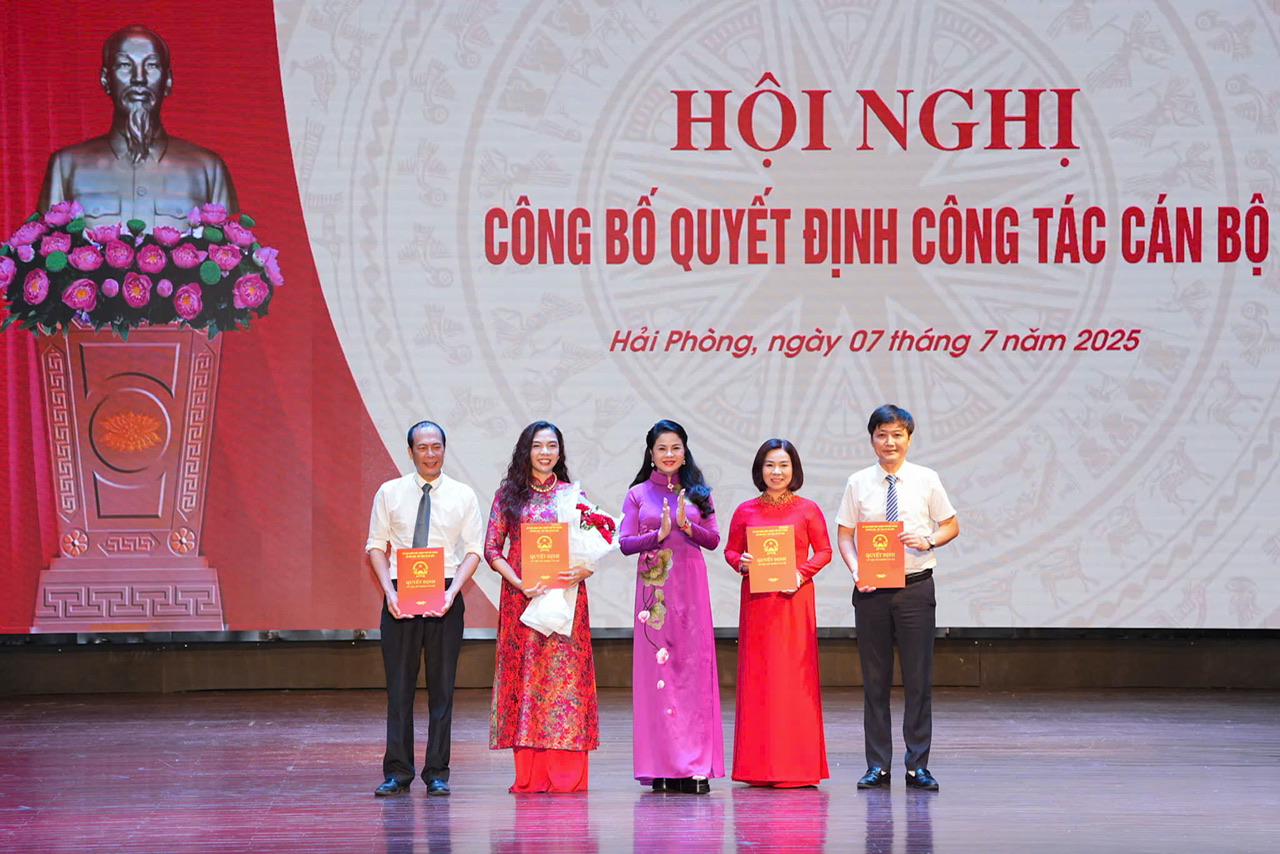 Đồng chí Trần Thị Hoàng Mai, Giám đốc Sở Văn hóa Thể thao và Du lịch trao Quyết định cho các đồng chí cán bộ.