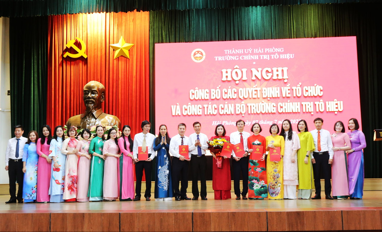 Trường Chính trị Tô Hiệu công bố các Quyết định về tổ chức và công tác cán bộ