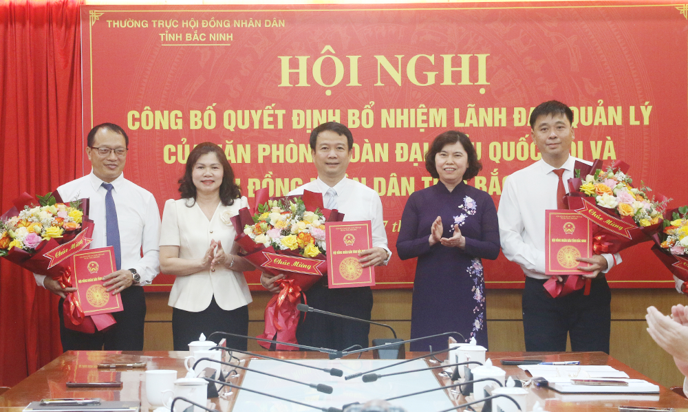 Các đồng chí: Trần Thị Hằng, Lâm Thị Hương Thành trao Quyết định cho các đồng chí được bổ nhiệm chức vụ Phó Chánh Văn phòng HĐND tỉnh.