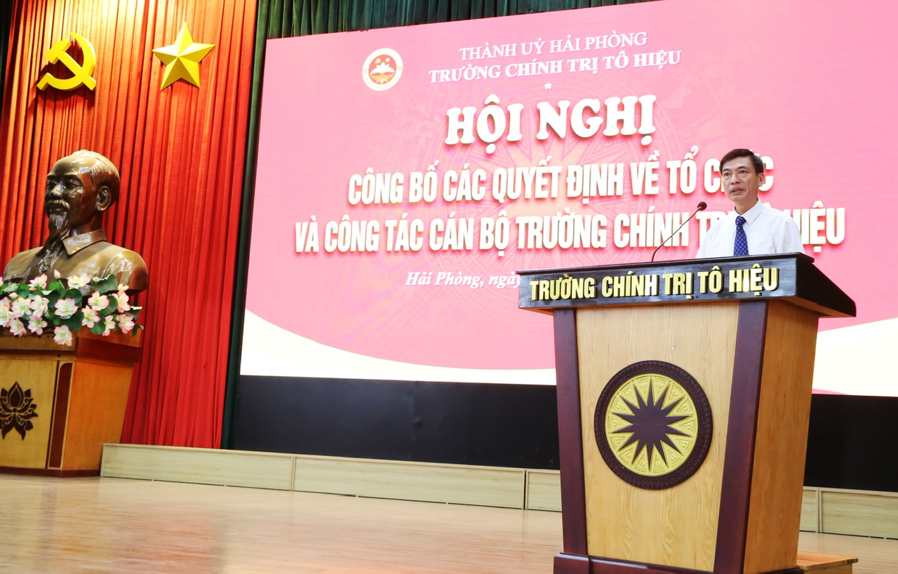 Đồng chí Nguyễn Văn Phú, Uỷ viên Ban Thường vụ Thành uỷ, Hiệu trưởng Trường Chính trị Tô Hiệu phát biểu tại Hội nghị. Đồng chí Nguyễn Văn Phú, Uỷ viên Ban Thường vụ Thành uỷ, Hiệu trưởng Trường Chính trị Tô Hiệu phát biểu tại Hội nghị.