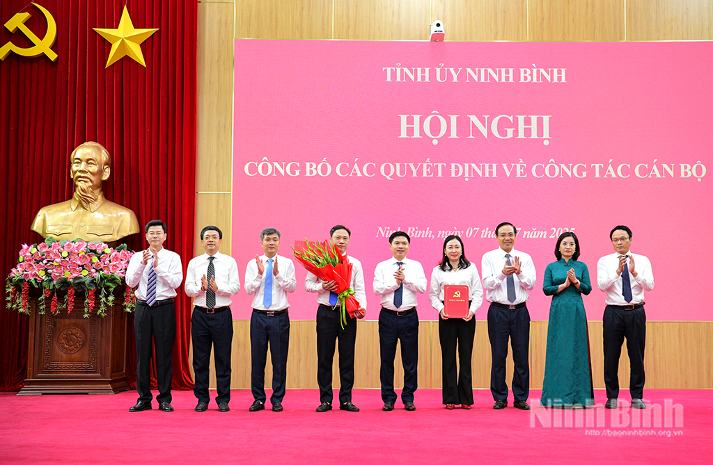 Đồng chí Trương Quốc Huy, Bí thư Tỉnh ủy, Trưởng Đoàn đại biểu Quốc hội tỉnh trao Quyết định, tặng hoa chúc mừng Ban Thường vụ Đảng uỷ các cơ quan Đảng tỉnh. Đồng chí Trương Quốc Huy, Bí thư Tỉnh ủy, Trưởng Đoàn đại biểu Quốc hội tỉnh trao Quyết định, tặng hoa chúc mừng Ban Thường vụ Đảng uỷ các cơ quan Đảng tỉnh.