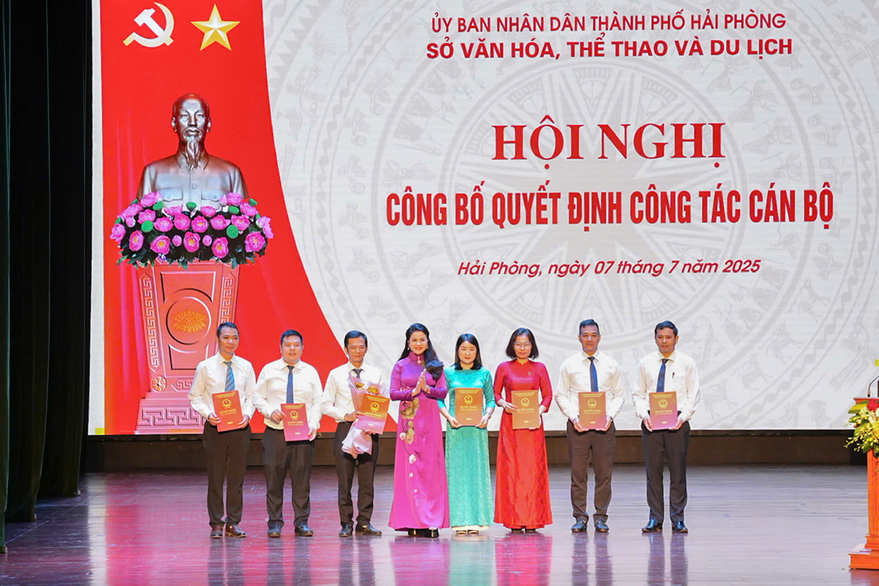 Đồng chí Trần Thị Hoàng Mai, Giám đốc Sở Văn hóa Thể thao và Du lịch trao Quyết định cho các đồng chí cán bộ.
