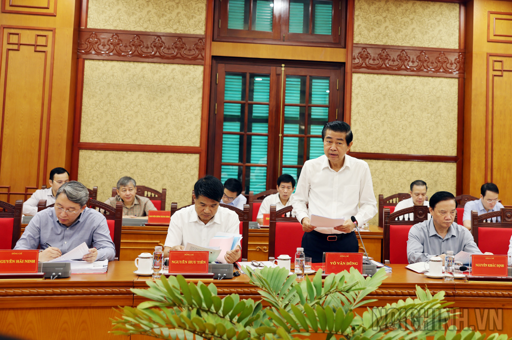 Đồng chí Võ Văn Dũng, Ủy viên Trung ương Đảng, Phó Trưởng ban Thường trực Ban Nội chính Trung ương, Ủy viên Ban Chỉ đạo trình bày Báo cáo tại Phiên họp Đồng chí Võ Văn Dũng, Ủy viên Trung ương Đảng, Phó Trưởng ban Thường trực Ban Nội chính Trung ương, Ủy viên Ban Chỉ đạo trình bày Báo cáo tại Phiên họp