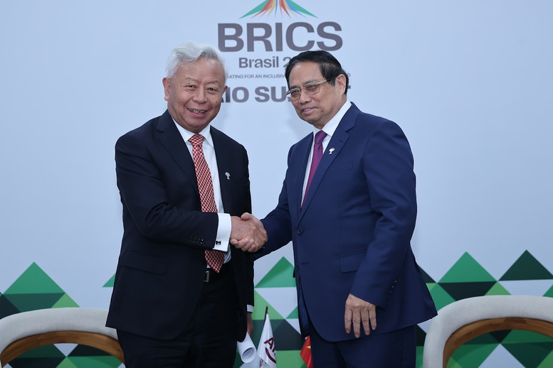 Thủ tướng Chính phủ Phạm Minh Chính tiếp Chủ tịch Ngân hàng Đầu tư Hạ tầng châu Á (AIIB) Kim Lập Quần - Ảnh: VGP/Nhật Bắc