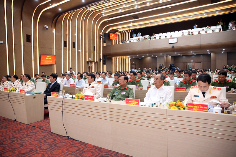 Chủ tịch nước Lương Cường, Bộ trưởng Lương Tam Quang với các đại biểu dự hội nghị. Chủ tịch nước Lương Cường, Bộ trưởng Lương Tam Quang với các đại biểu dự hội nghị.