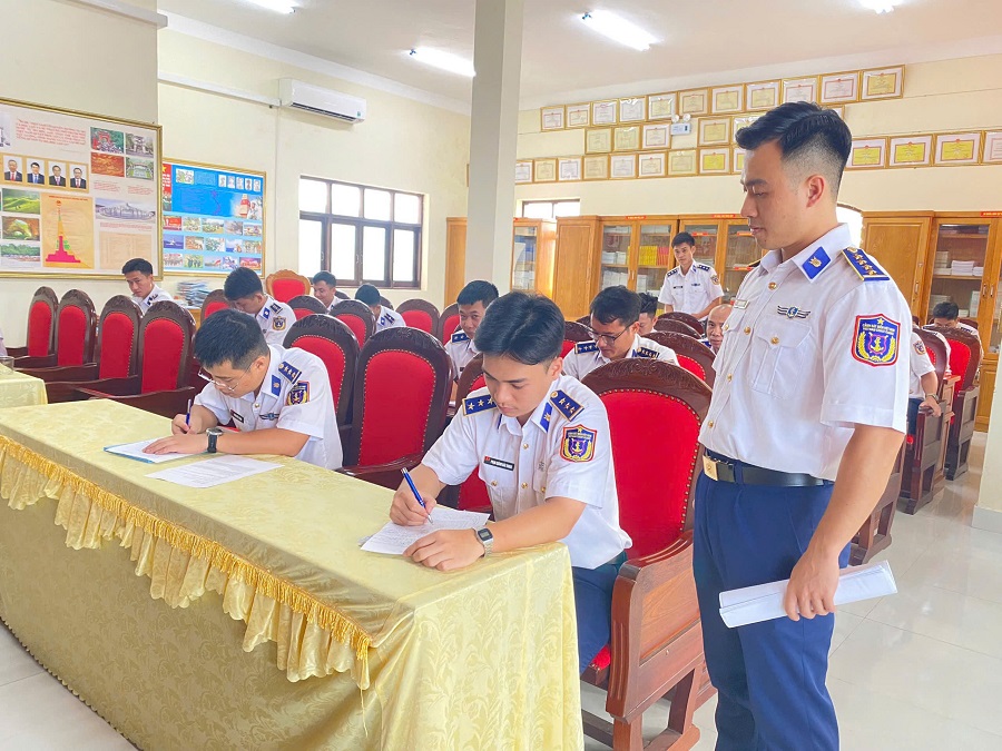 Các học viên làm bài kiểm tra đánh giá trình độ đầu vào