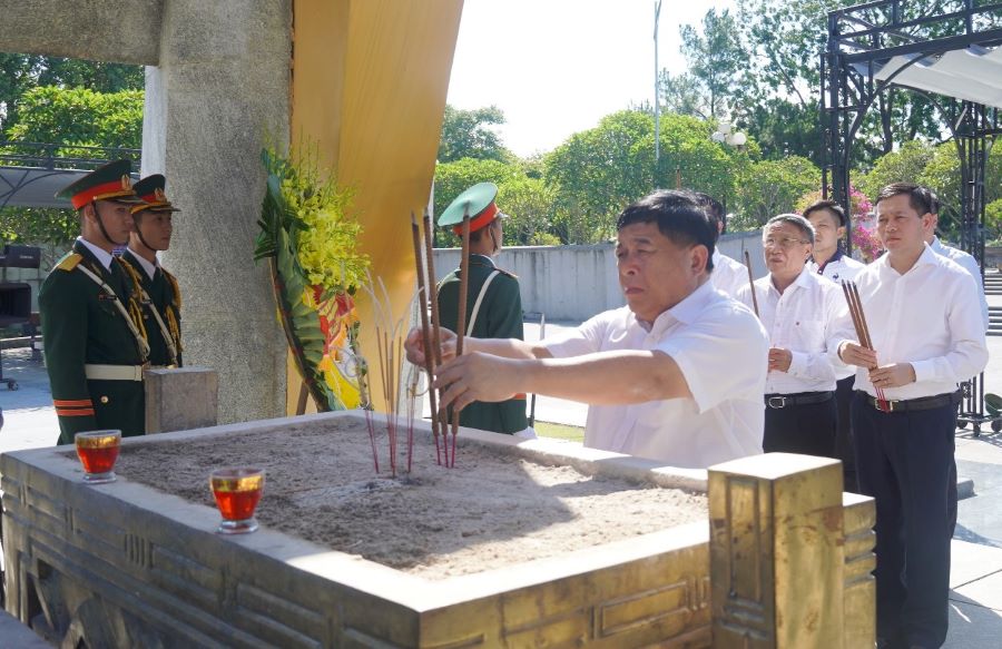 Phó Thủ tướng Chính phủ Nguyễn Chí Dũng dâng hương tưởng niệm các anh hùng liệt sĩ tại Nghĩa trang liệt sĩ Quốc gia Đường 9.