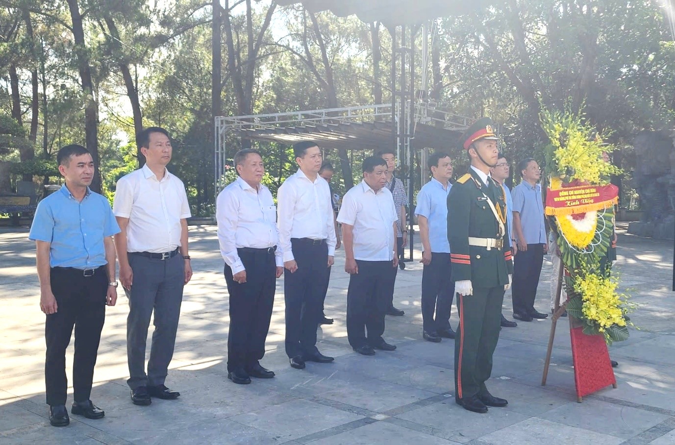 Phó Thủ tướng Chính phủ Nguyễn Chí Dũng và các đại biểu tưởng niệm tri ân các anh hùng liệt sĩ tại Nghĩa trang liệt sĩ Quốc gia Trường Sơn.