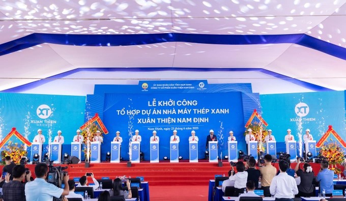 Sáng 23/6, Tập đoàn Xuân Thiện khởi công dự án thép xanh Nam Định tại huyện Nghĩa Hưng. Tổ hợp này có công suất 9,5 triệu tấn thép một năm, tổng vốn 98.000 tỷ đồng, diện tích hơn 400 ha Sáng 23/6, Tập đoàn Xuân Thiện khởi công dự án thép xanh Nam Định tại huyện Nghĩa Hưng. Tổ hợp này có công suất 9,5 triệu tấn thép một năm, tổng vốn 98.000 tỷ đồng, diện tích hơn 400 ha