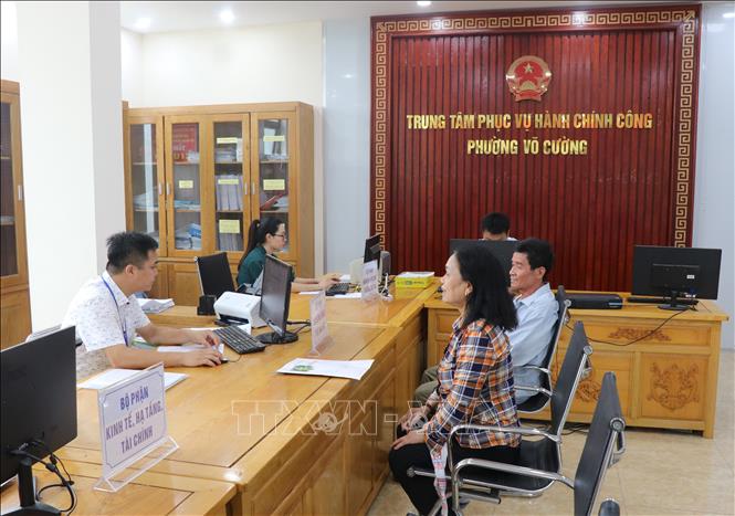 Người dân đến làm thủ tục hành chính tại Trung tâm phục vụ hành chính phường Võ Cường, thành phố Bắc Ninh. Ảnh: Thái Hùng/ TTXVN Người dân đến làm thủ tục hành chính tại Trung tâm phục vụ hành chính phường Võ Cường, thành phố Bắc Ninh. Ảnh: Thái Hùng/ TTXVN