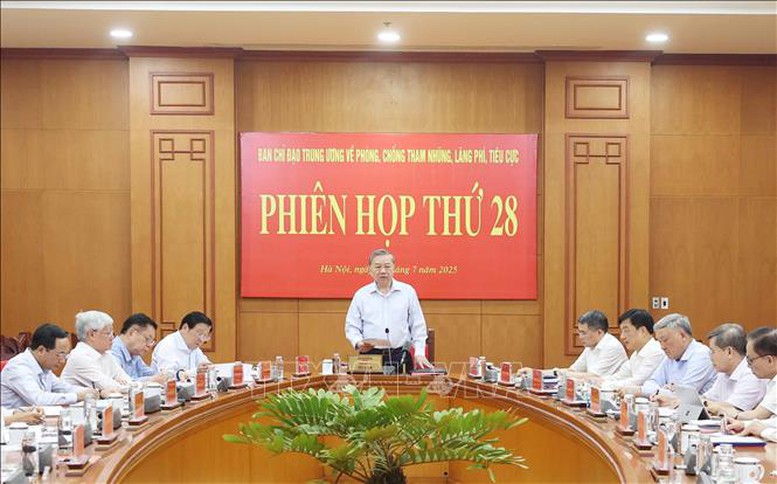Tổng Bí thư nêu rõ, tăng cường kiểm tra, giám sát, thanh tra, kịp thời phát hiện, ngăn chặn, xử lý các sai phạm, tham nhũng, lãng phí, tiêu cực liên quan đến công tác bố trí, sắp xếp cán bộ và quản lý, sử dụng tài chính công, tài sản công trong và sau sắp xếp tổ chức bộ máy... - Ảnh: TTXVN