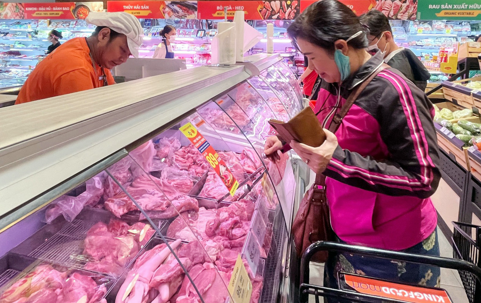 Người tiêu dùng mua thực phẩm tươi sống tại siêu thị Co.op Mart. Ảnh: Hoài Nam