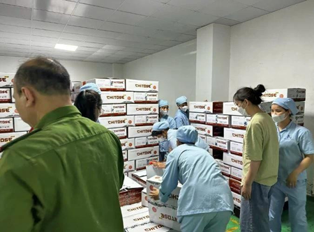 Lực lượng chức năng khám xét kho hàng của Công ty Z Holding. (Ảnh: Công an cung cấp) Lực lượng chức năng khám xét kho hàng của Công ty Z Holding. (Ảnh: Công an cung cấp)