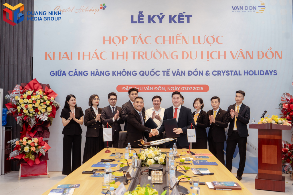 Lễ ký kết hợp tác giữa Cảng HKQT Vân Đồn và Crystal Holidays Holdings