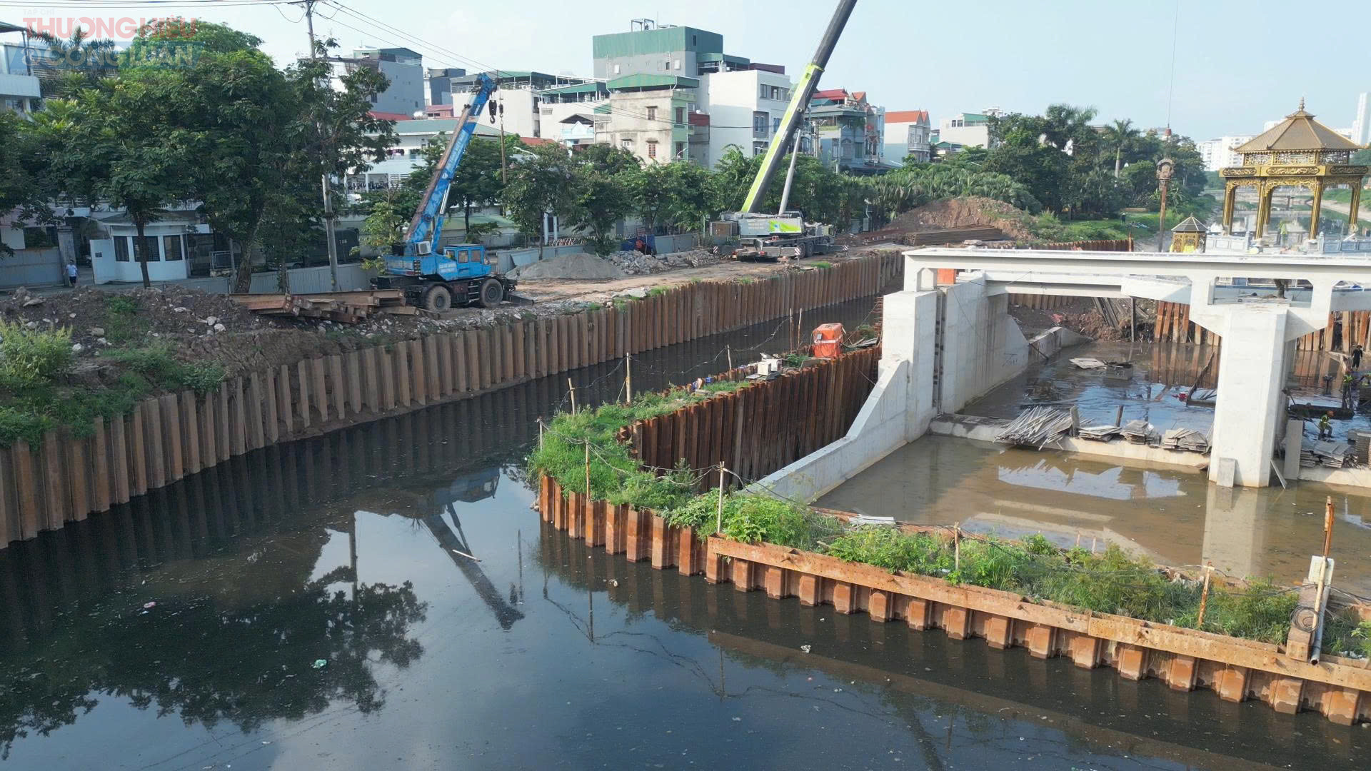 Để thi công đập dâng Thanh Liệt, đơn vị xây lắp đã dựng tường thép bao quanh khu vực đập nhằm ngăn nước tràn vào công trường và dành khoảng 8m lòng sông cho nước lưu thoát.