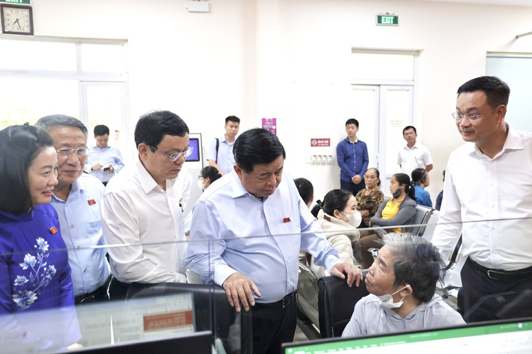 Phó Thủ tướng trò chuyện, thăm hỏi người dân tại Trung tâm Phục vụ dịch vụ hành chính công phường Đồng Hới - Ảnh: VGP/Thu Sa