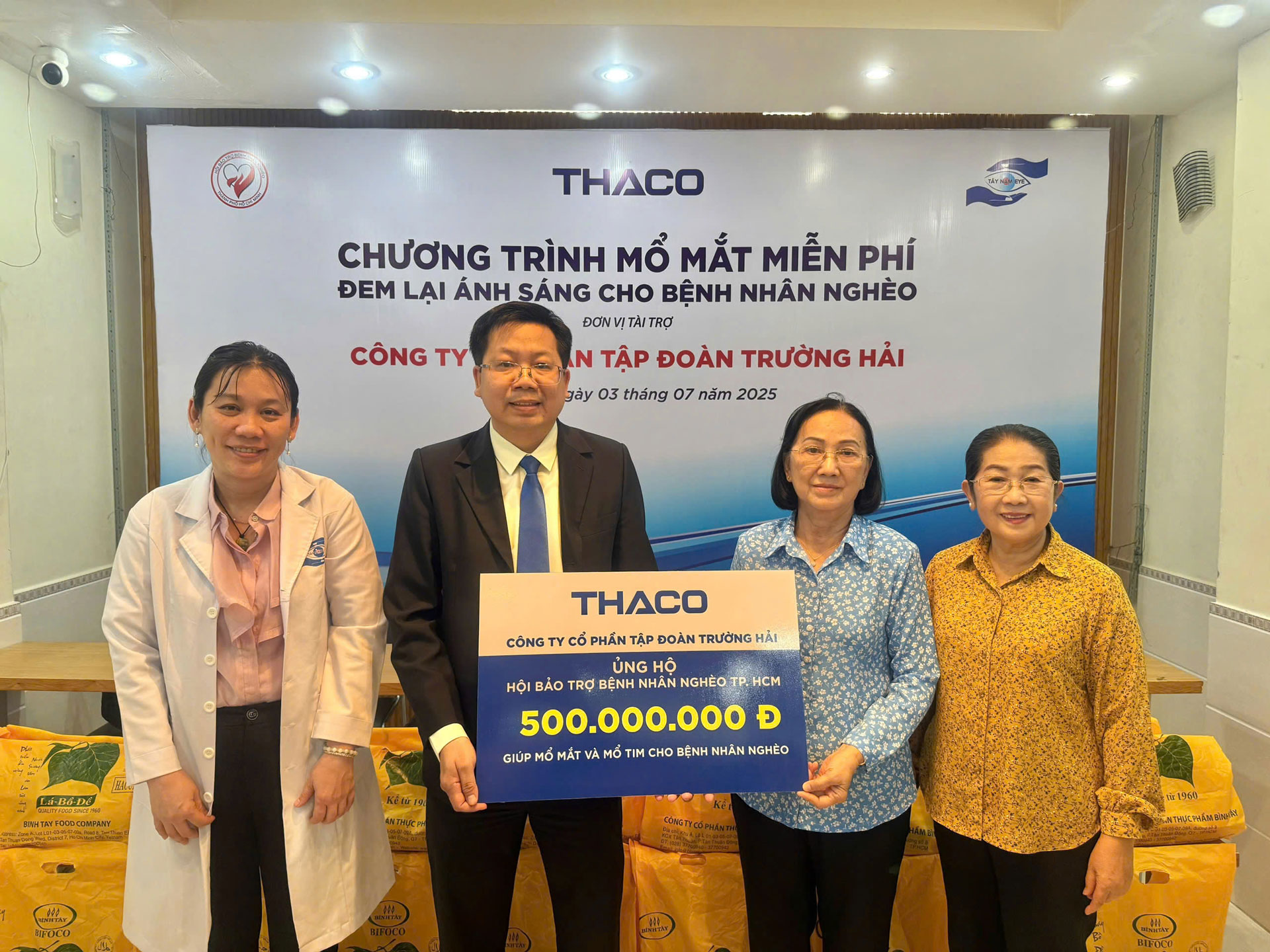 Đại diện THACO trao bảng tài trợ kinh phí cho Hội Bảo trợ bệnh nhân nghèo TP.HCM Đại diện THACO trao bảng tài trợ kinh phí cho Hội Bảo trợ bệnh nhân nghèo TP.HCM