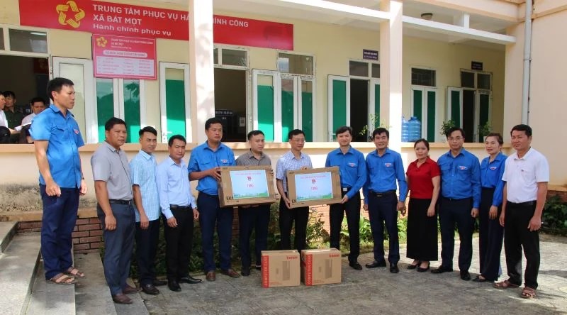 Bí thư Trung ương Đoàn Nguyễn Minh Triết thăm, tặng quà tại Thanh Hóa