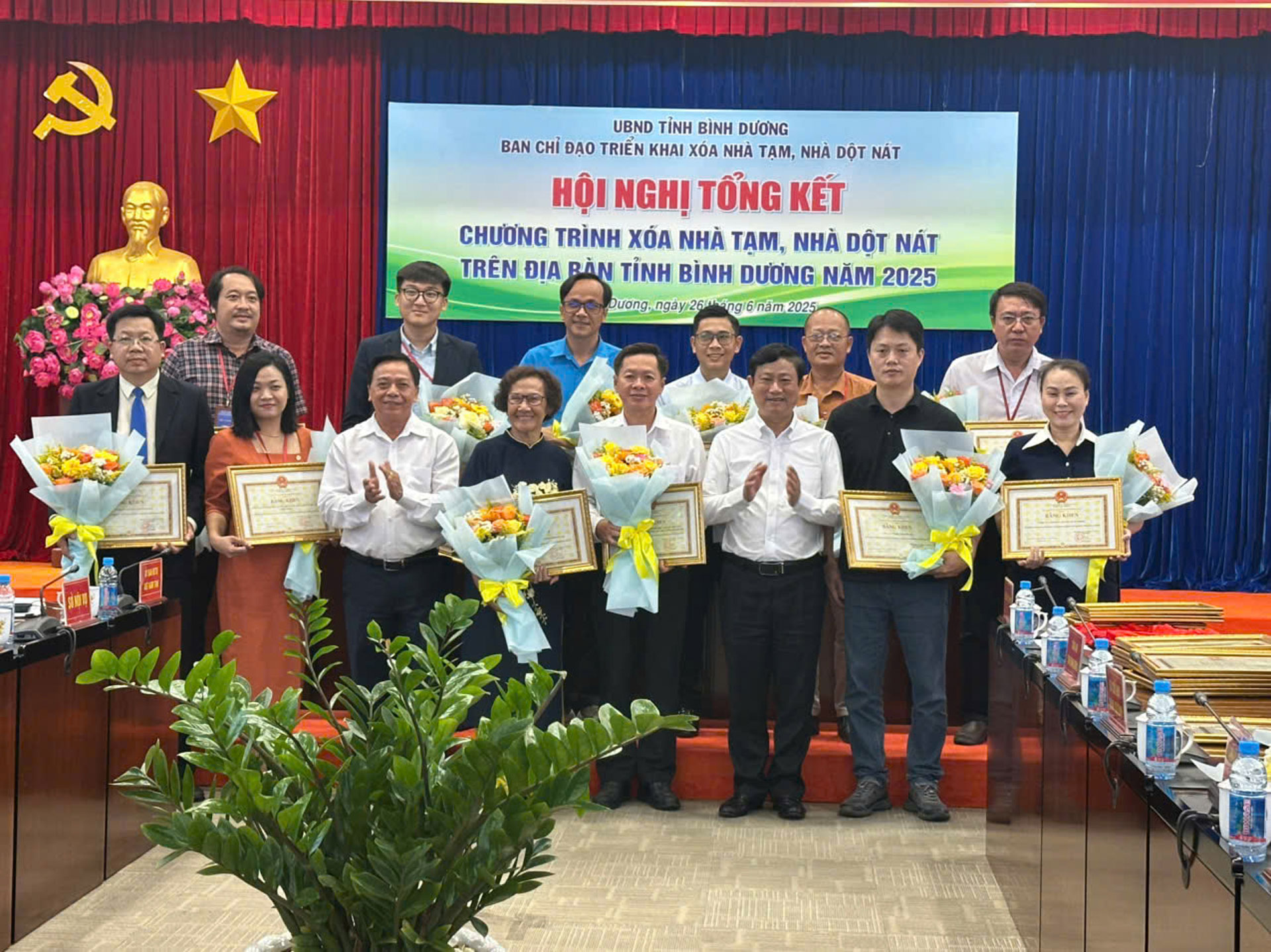 Ông Lê Hữu Có - Phó Giám đốc Ban Văn hóa THACO (ngoài cùng, bên trái, hàng đầu) nhận bằng khen từ UBND tỉnh Bình Dương