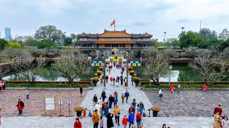 Khách du lịch tham quan di sản Huế