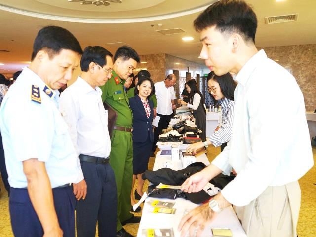 Đại diện các doanh nghiệp tư vấn cách phân biệt hàng thật - hàng giả đến các lực lượng chức năng. Đại diện các doanh nghiệp tư vấn cách phân biệt hàng thật - hàng giả đến các lực lượng chức năng.