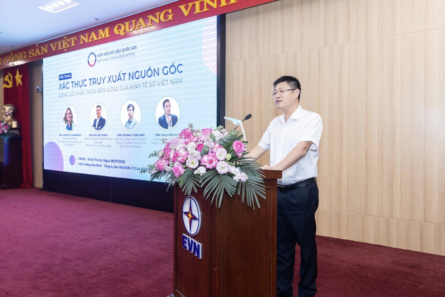 Đại tá Phạm Minh Tiến - Phó Giám đốc Trung tâm Dữ liệu Quốc gia, Bộ Công an, Ủy viên Ban chấp hành Hiệp hội Dữ liệu quốc gia phát biểu tại Hội thảo. Đại tá Phạm Minh Tiến - Phó Giám đốc Trung tâm Dữ liệu Quốc gia, Bộ Công an, Ủy viên Ban chấp hành Hiệp hội Dữ liệu quốc gia phát biểu tại Hội thảo.