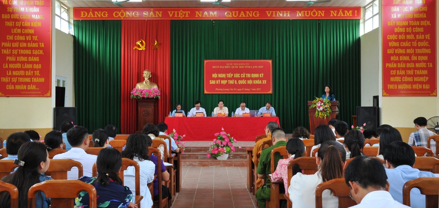 Quang cảnh buổi tiếp xúc Quang cảnh buổi tiếp xúc
