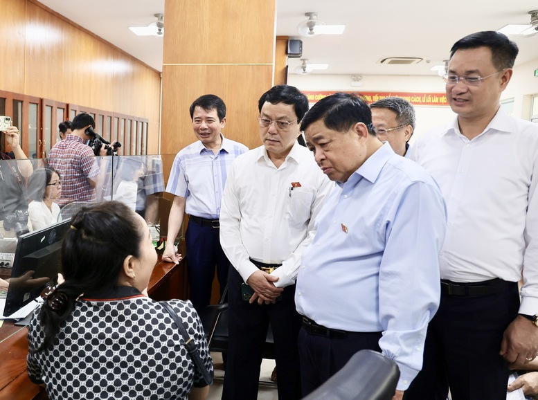 Phó Thủ tướng Nguyễn Chí Dũng thăm Trung tâm Phục vụ dịch vụ hành chính công phường Đồng Hới - Ảnh: VGP/Thu Sa