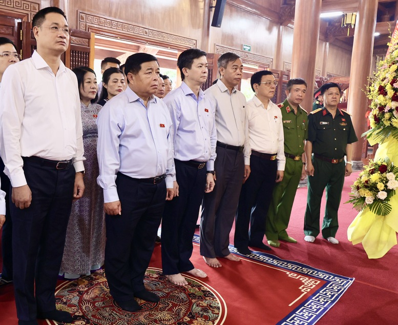 Phó Thủ tướng và các đại biểu viếng Đền thờ Bác Hồ tại tỉnh Quảng Trị - Ảnh: VGP/Thu Sa