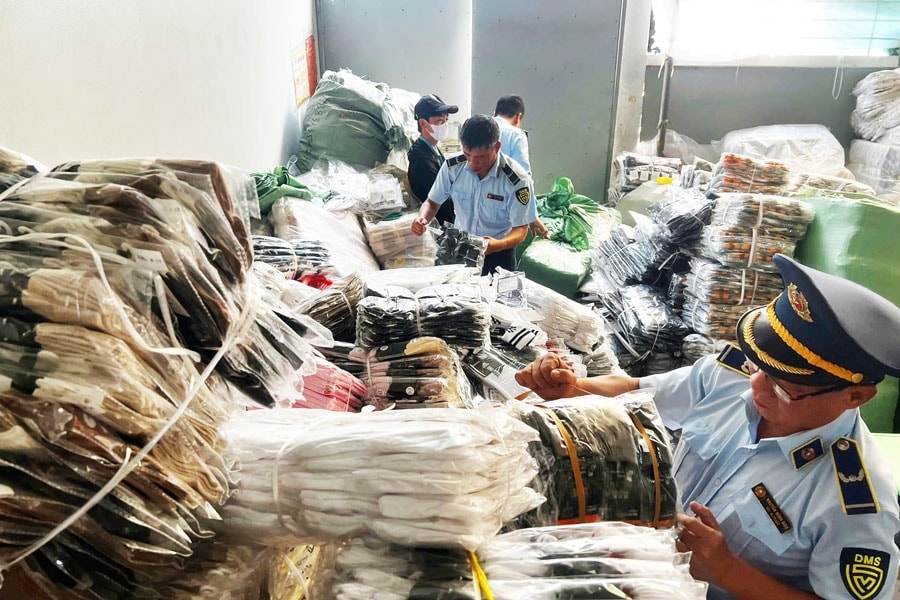 Lực lượng chức năng thu giữ nhiều sản phẩm giả mạo các nhãn hiệu đã được bảo hộ tại xã Đình Xuyên (huyện Gia Lâm). Ảnh: Lưu Quyên