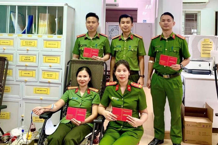 Bốn cán bộ Công an Hà Tĩnh kịp thời hiến máu cứu người
