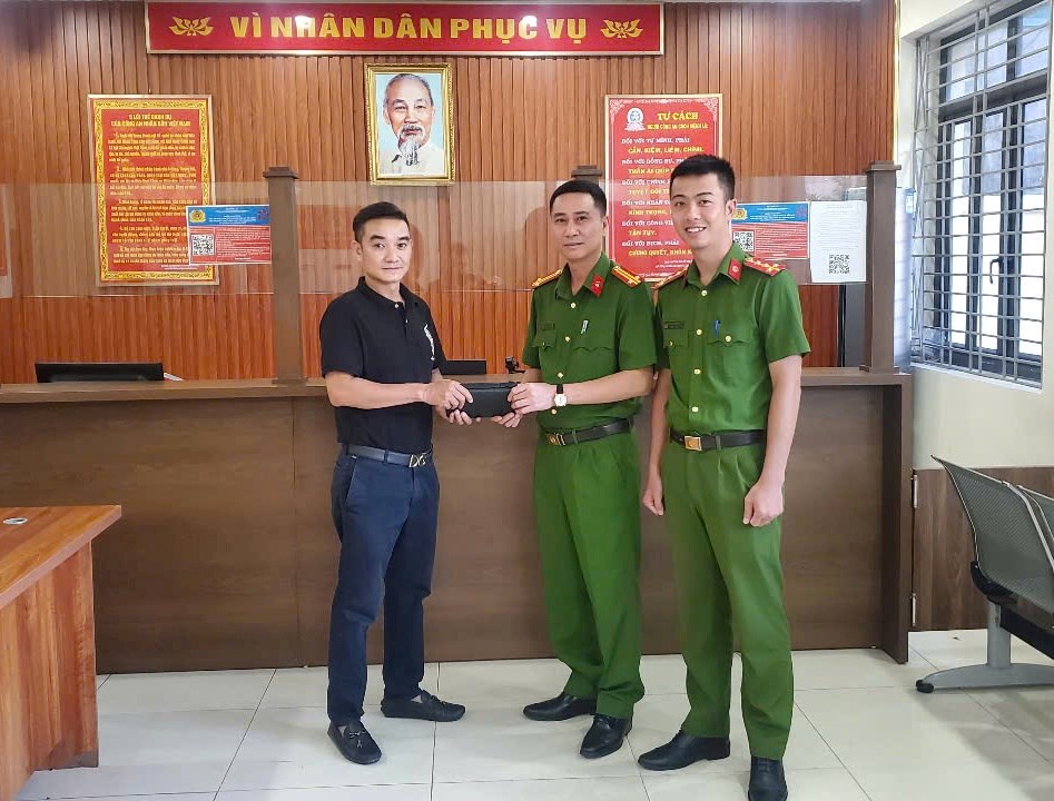 Công an Hải Phòng kịp thời tìm, trao trả 7.000 USD cùng 12 triệu đồng cho người dân đánh rơi
